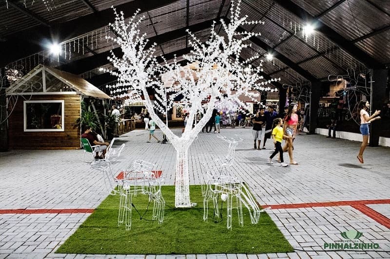Iluminação de natal estará nas praças e ruas de Pinhalzinho (Foto: Ascom Prefeitura)