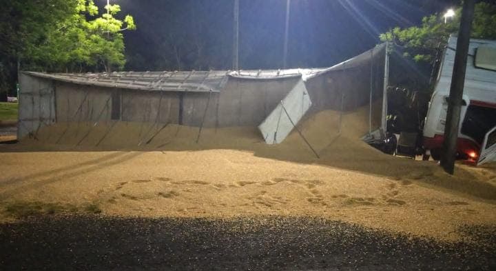 O motorista estava na lateral da via (Foto: Fernanda Hinning)