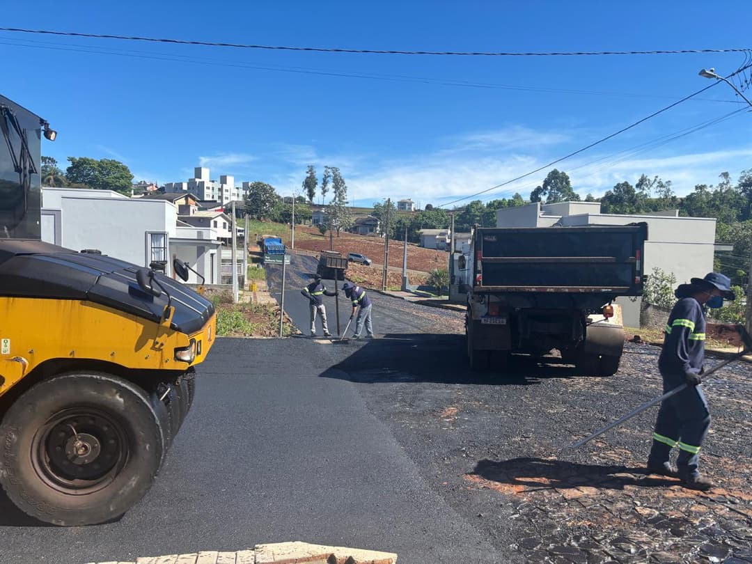 Prefeitura de Nova Erechim avança com obras de asfaltamento em diversas ruas da cidade