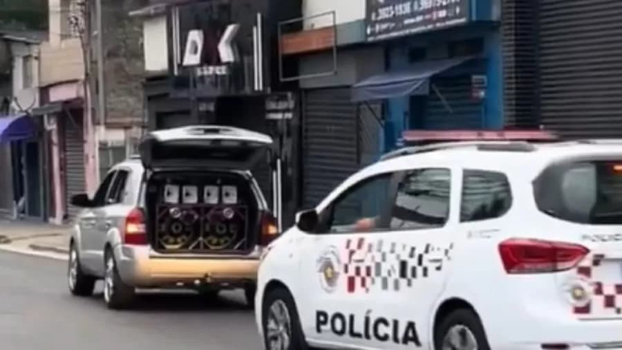 PM não consegue desligar som de carro apreendido e roda tocando funk