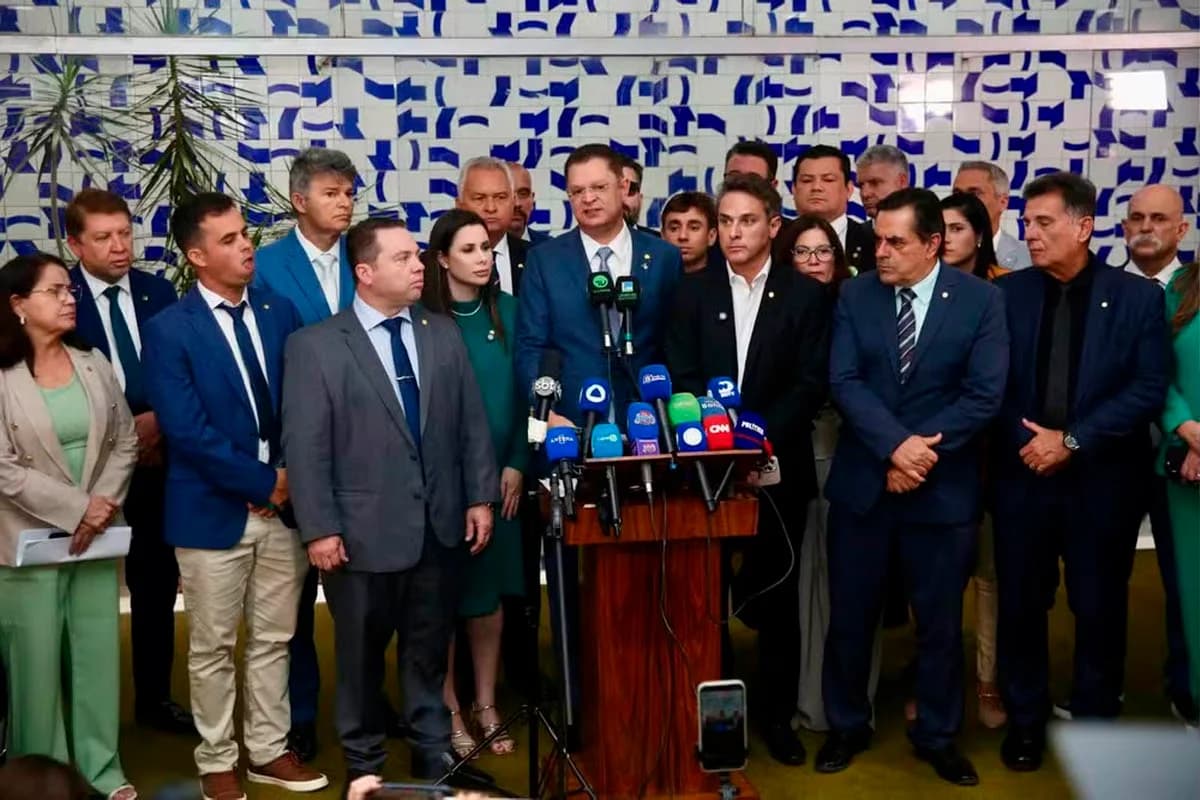 Eduardo Bolsonaro assume liderança da Minoria na Câmara em meio a polêmica sobre ausências