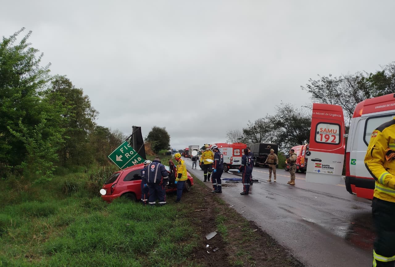 Batida frontal entre automóvel e caminhão mata motorista e passageira