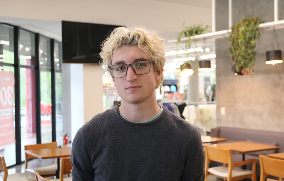 Jovem da Áustria vive rotina em Saudades