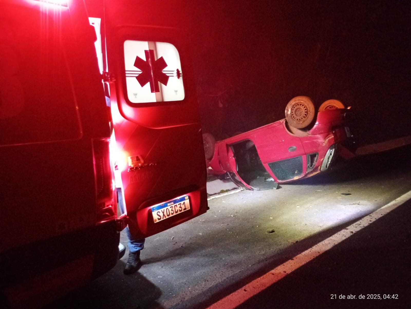 Veículo saiu da pista e capotou na BR-282 (Foto: Divulgação CBM)