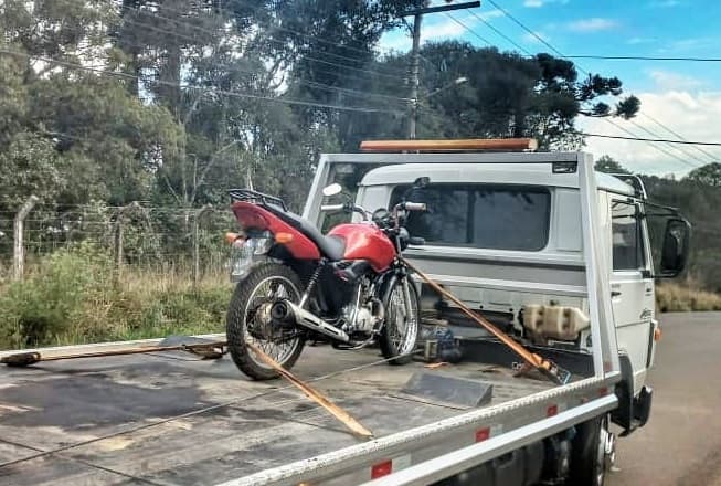 Motocicleta acabou guinchada (Foto: Polícia Militar)