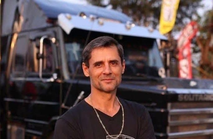 Caminhoneiro usa a própria carreta para levar doações a quem precisa