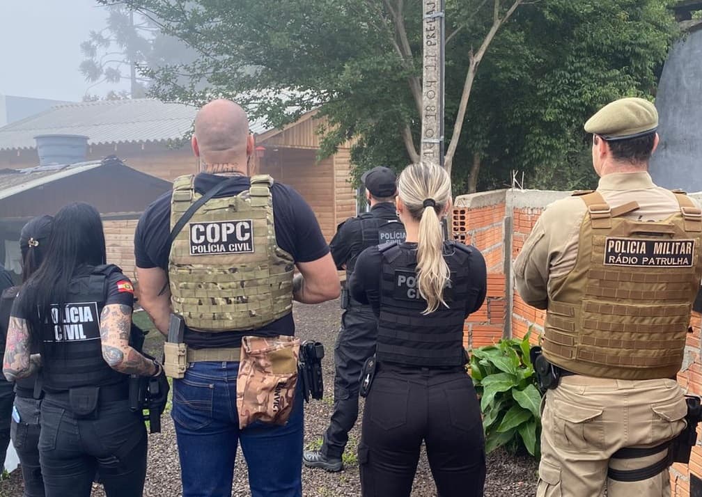 Foragido tenta fugir pulando janela