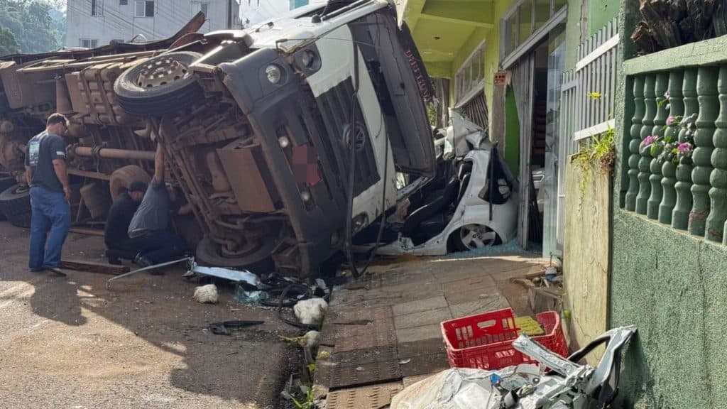 Veículo de carga acerta automóvel em cheio; idosos ficam feridos