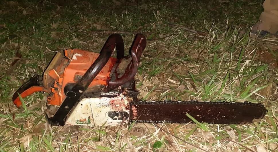 Objeto ficou com marcas de sangue (Foto: Polícia Militar)