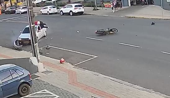 VÍDEO: condutora de moto gravemente ferida em Chapecó