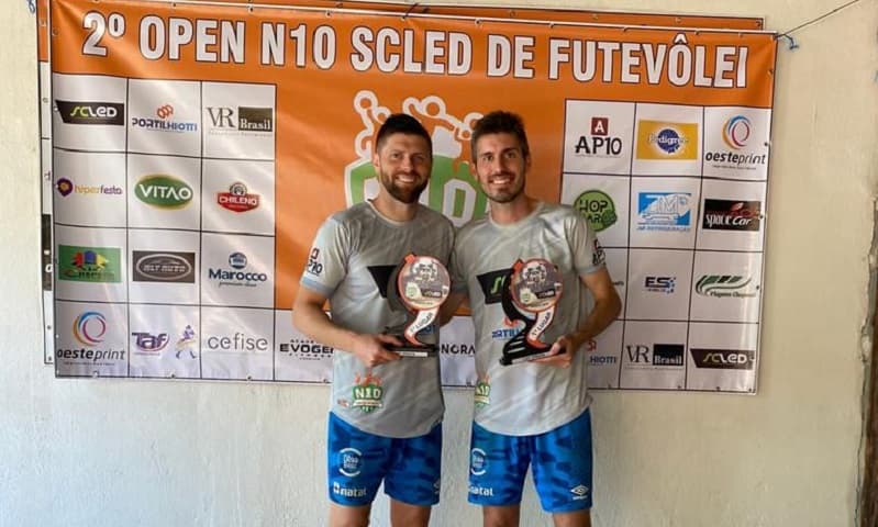 Mario Kunze Filho e Herculis Matte ergueram o troféu de campeões na categoria Prata da competição (Foto: Ascon Nova Erechim)