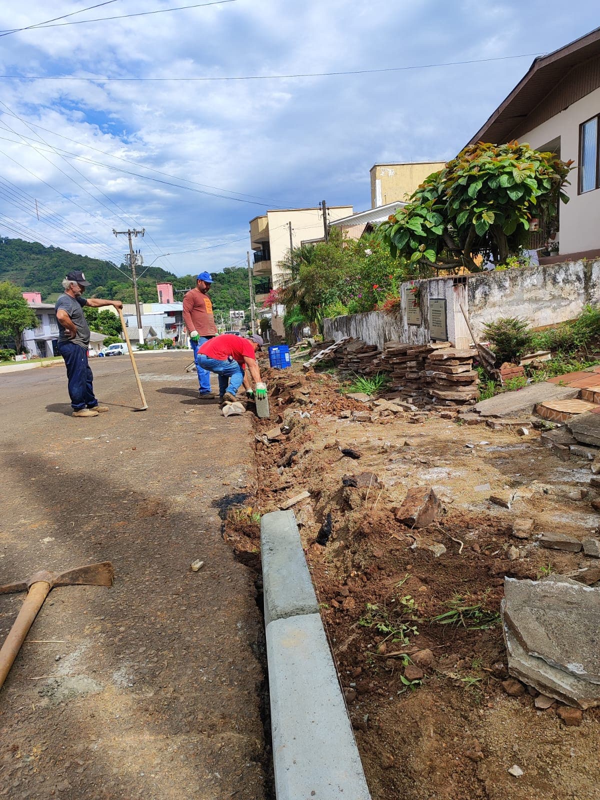 Rua XV de Novembro passa por instalação de novos meio-fios em Modelo