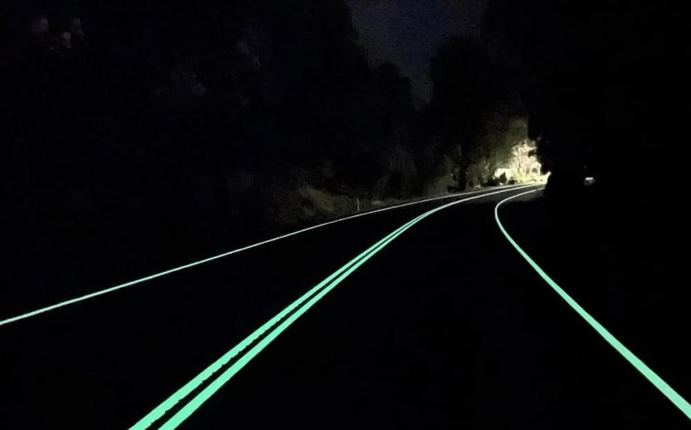Tecnologia de pintura em rodovias brilha no escuro