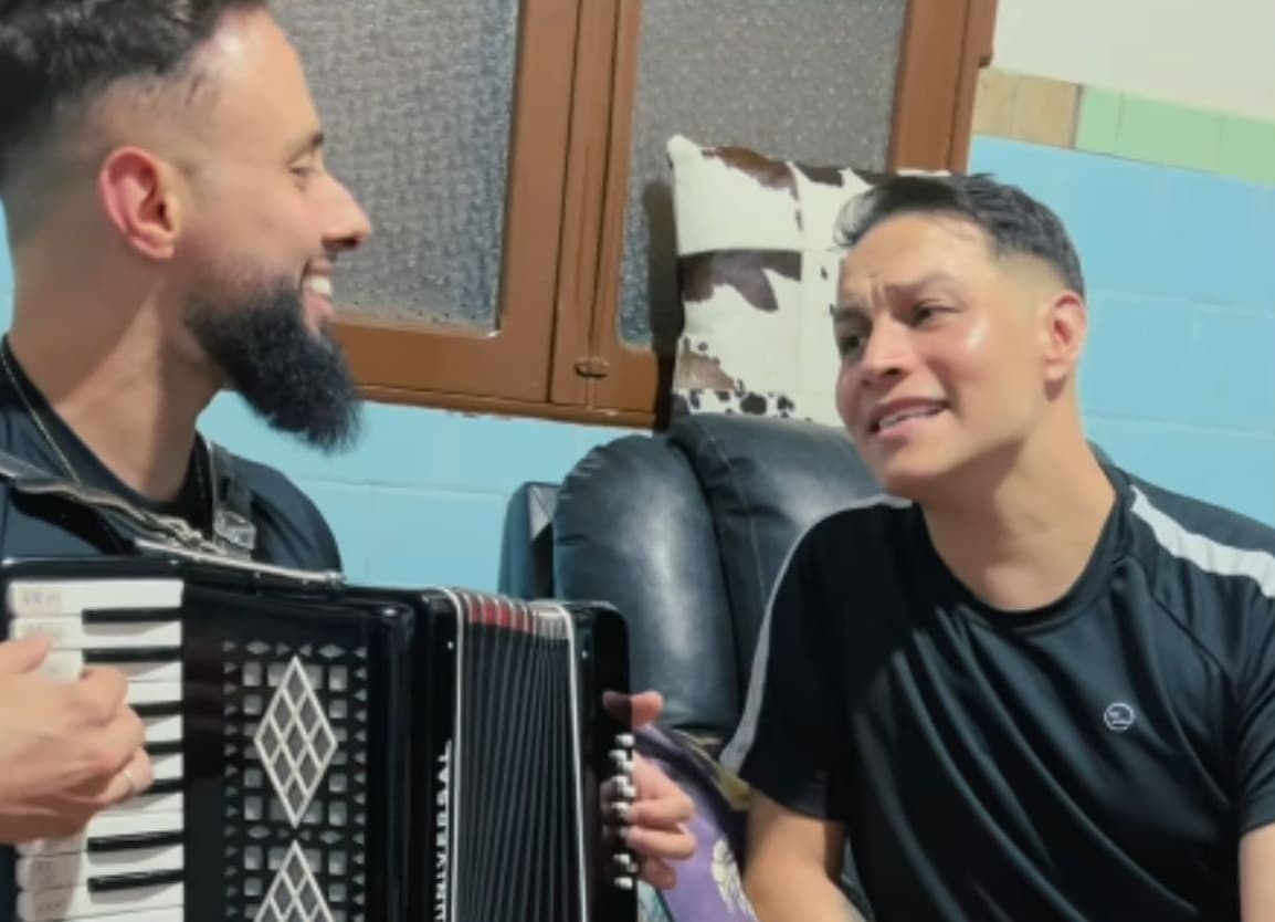 Vocalista cantou em vídeo junto com gaiteiro (Foto: Divulgação)
