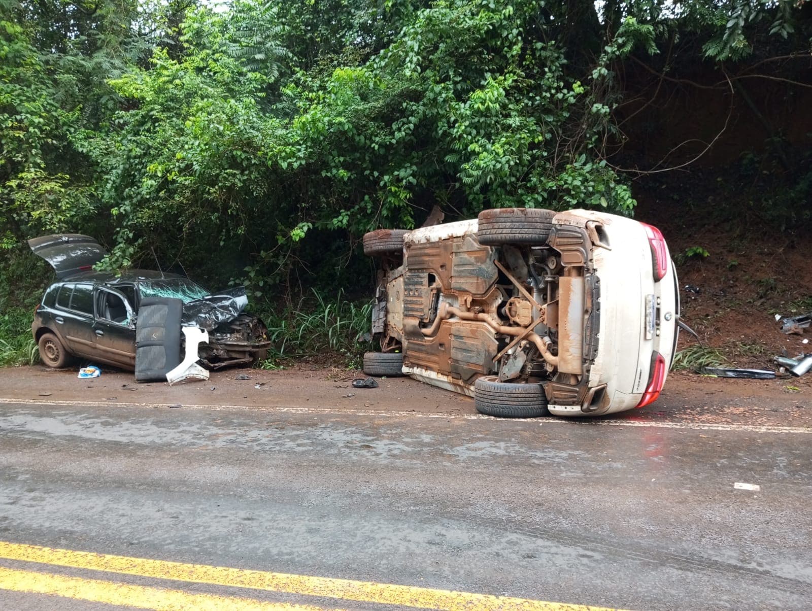 Volante “trava” e Clio colide em BMW na BR-282