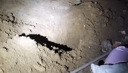 Buraco que PMs localizaram após crime (Foto: Polícia Militar)