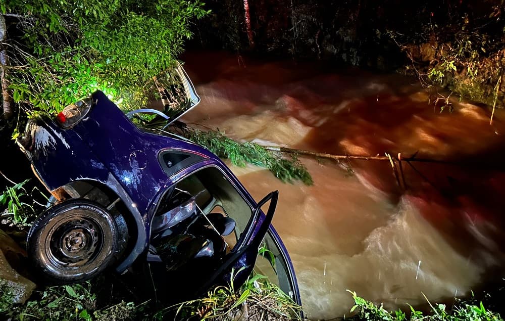 Condutor morre após carro despencar em rio