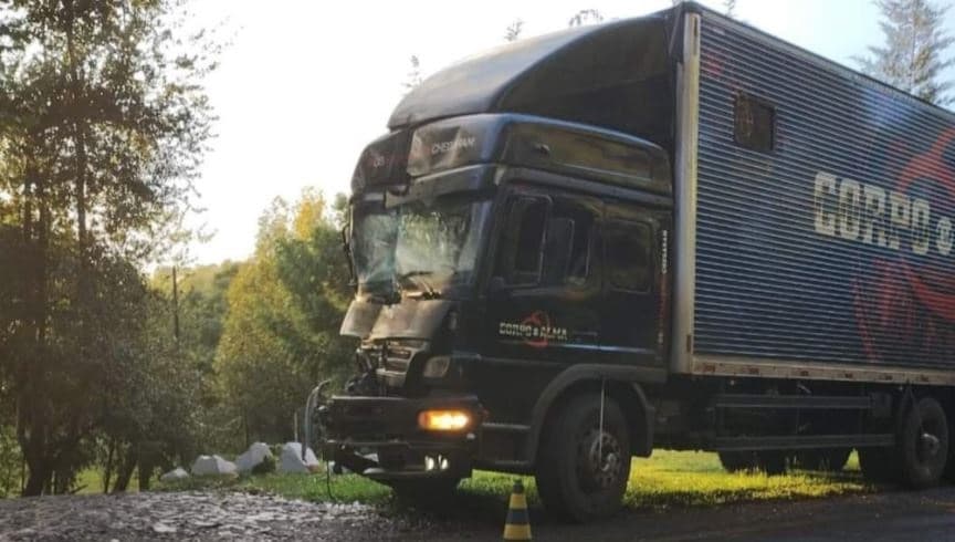 Carreta do conjunto ficou com a frente destruída (Foto: Redes Sociais)