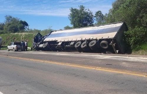 Veículo tombou às margens de rodovia (Foto: Divulgação / Agora no Vale)