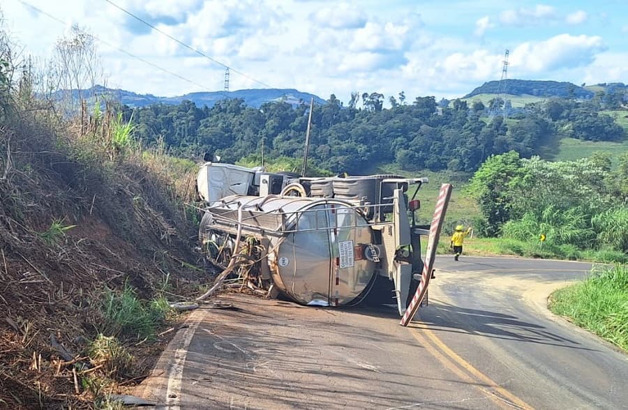 Caminhão de leite tomba em trecho perigoso