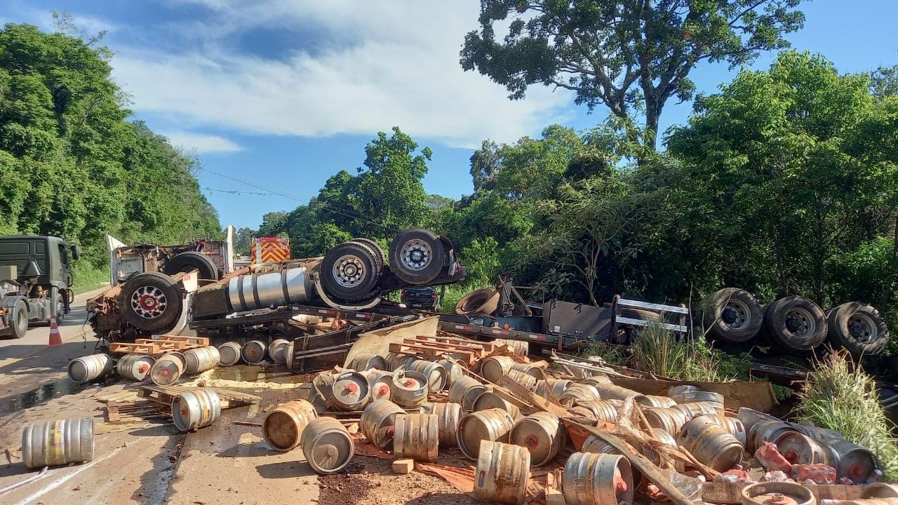 Barris de chopp ficam espalhados na BR-163