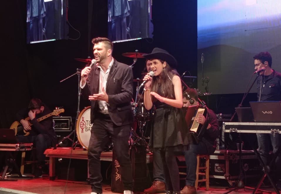 Primeira noite do Canta Águas Frias foi um sucesso, com mais de 40 apresentações  (Foto: Gilmar Bortese)