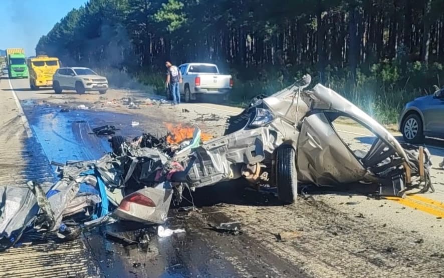 HB20 fica irreconhecível em batida; condutor não sobrevive