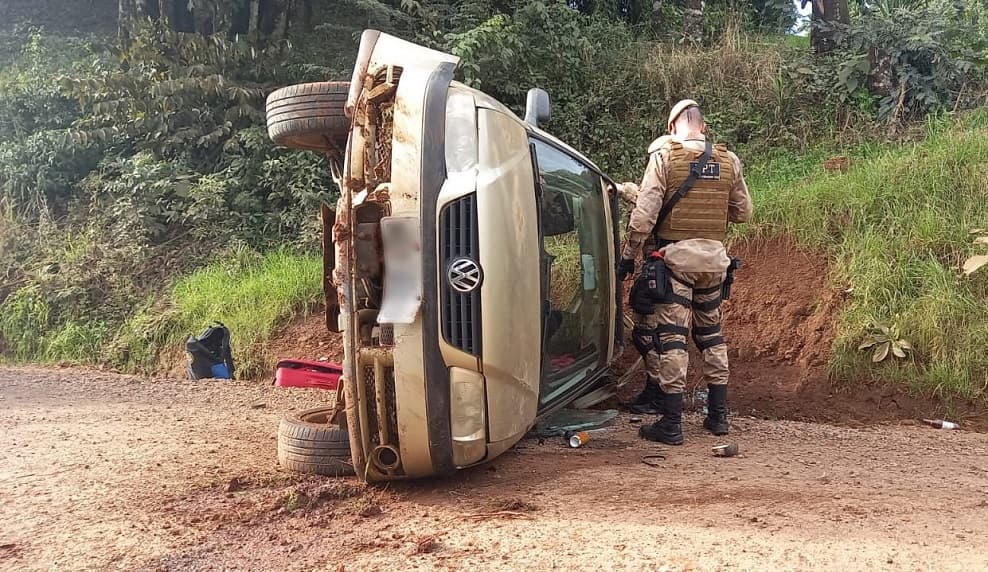 Em perseguição os marginais perderam o controle do veículo (Foto: Rádio Chapecó)