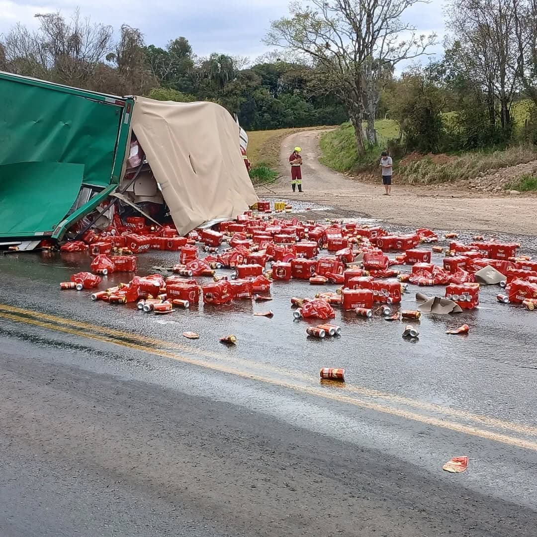 Carga de bebidas se espalha em tombamento