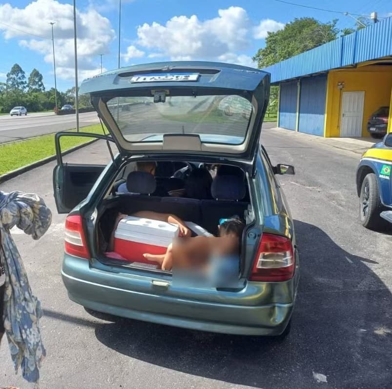 Menores dividiam o espaço com utensílios da família (Foto: PRF/Divulgação)