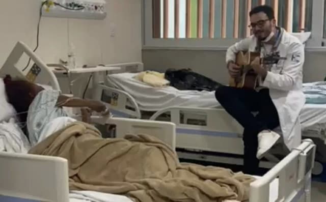 Residente em medicina e paciente (Foto: Divulgação )