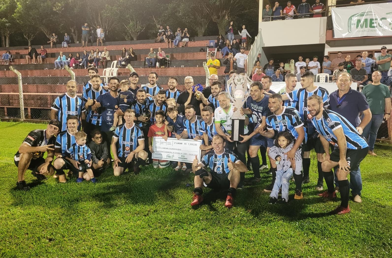 A taça foi entregue aos times campeões (Foto: Divulgação)