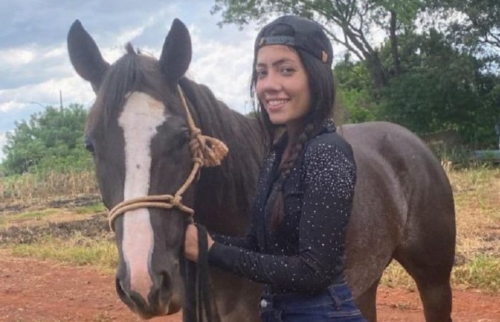 Jovem morre após cair e ser arrastada por cavalo