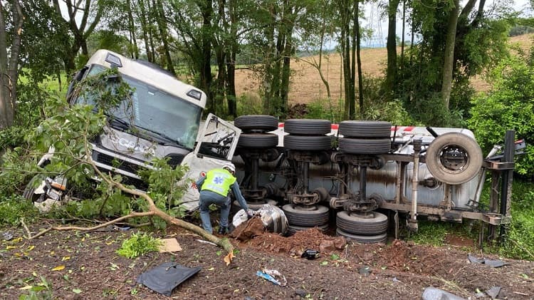 Carreta de combustíveis caiu ao lado da rodovia (Foto: Saer/Fron)