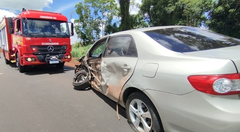 Corolla teve roda destruída (Foto: Corpo de Bombeiros)