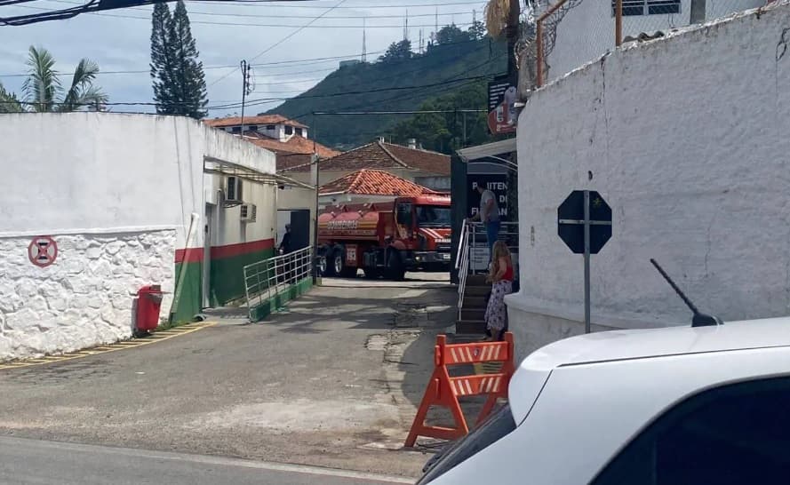 Incêndio ocorre na tarde desta quarta-feira (Foto: Diane Bikel/NSC TV))
