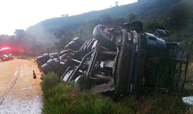Caminhão saiu da pista em rodovia (Foto: Polícia Militar Rodoviária )