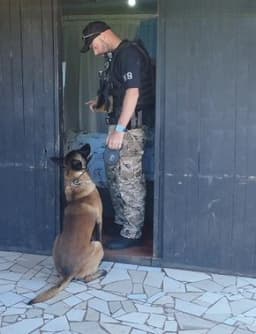 Agentes usaram cão farejador na ação (Foto: Polícia Civil)