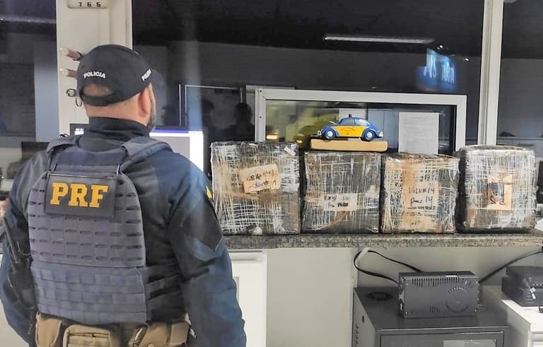 Maconha estava no porta-malas de carro (Foto: PRF)