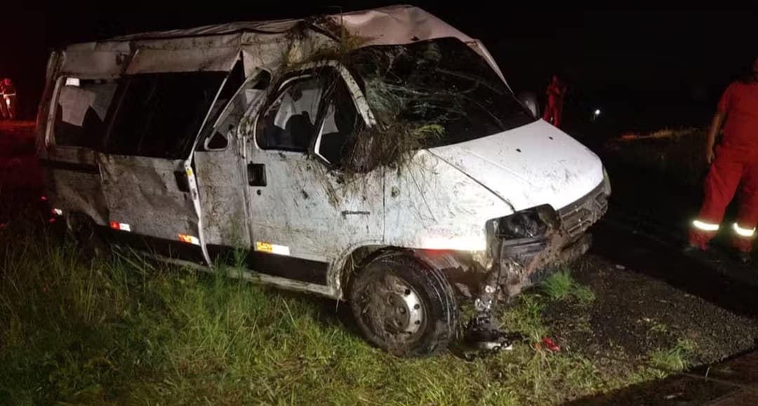 Van saiu da pista e capotou (Foto: Divulgação/Bombeiros Voluntários)