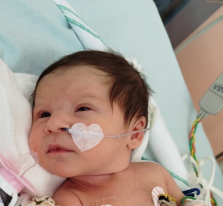 Bebê de Jardinópolis enfrenta condição rara; apoio da comunidade é crucial