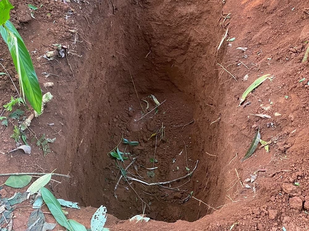 Buraco que vítima cavou (Foto: Polícia Civil)