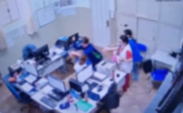 VEJA: Aluna parte pra cima de diretora em escola no Paraná