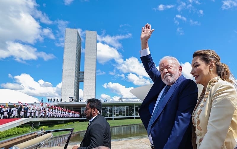 Lula e Janja em carro aberto, o tradicional Rolls-Royce (Foto: Ricardo Stuckert)