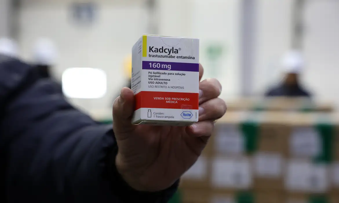Primeiro lote de medicamento inovador para câncer de mama chega ao SUS