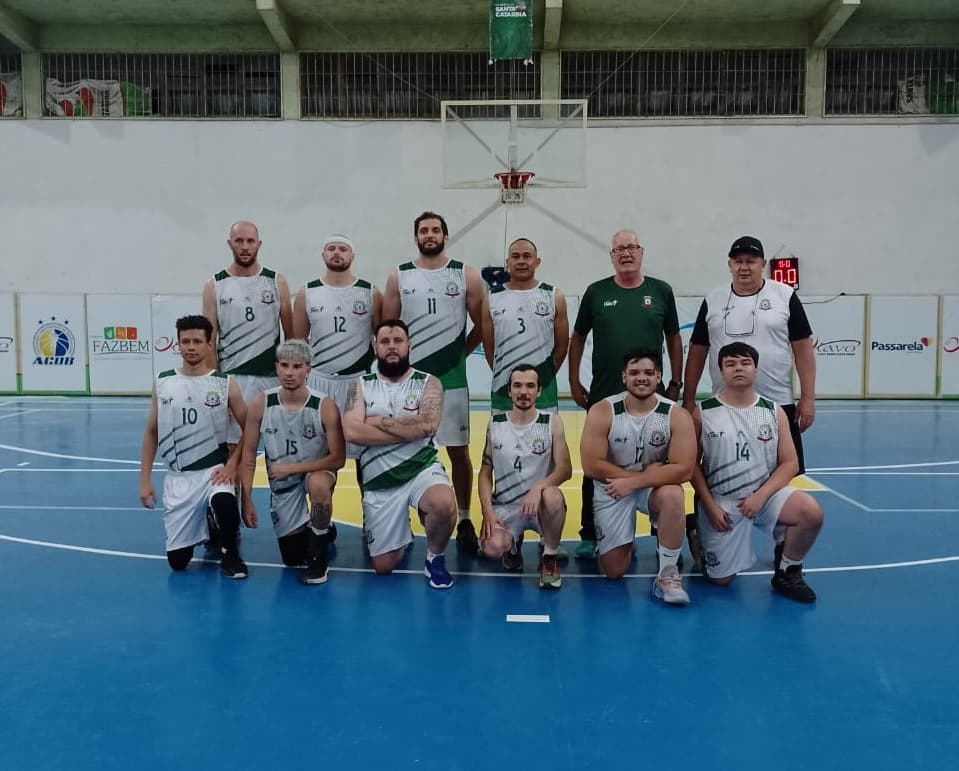 Basquete de Pinhalzinho vence duas Jasc e está perto da vaga no estadual
