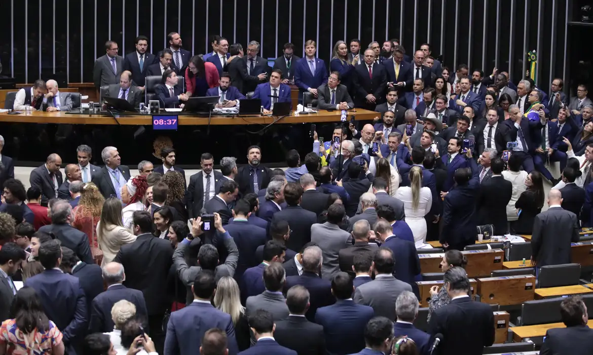 Câmara aprova urgência para projeto que concede anistia a envolvidos nos atos de 8 de janeiro