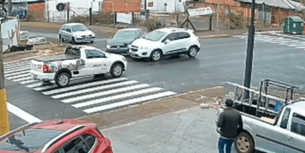 ASSISTA: "Encontrão" agita conhecido cruzamento