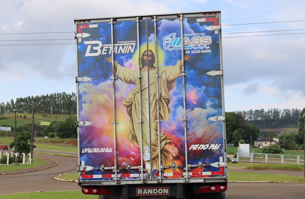 Imagem de Jesus Cristo em caminhões representam fé e proteção