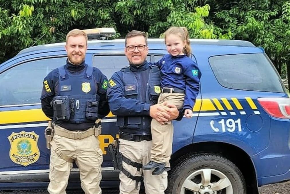 Policiais tiraram fotos com a pequena (Foto: PRF)